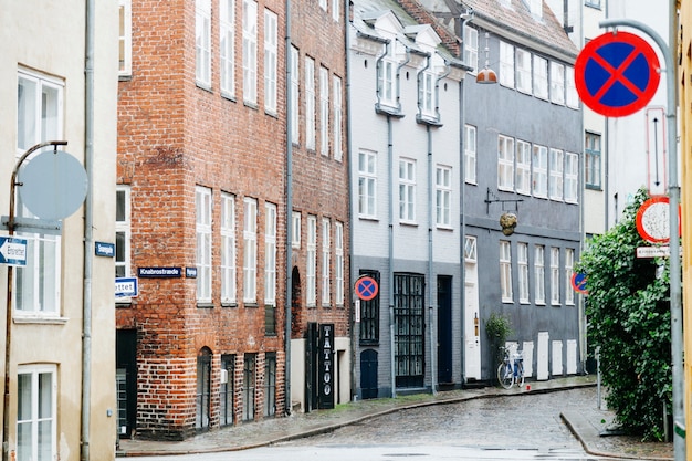 Nasse Stadtstraße mit alten Gebäuden