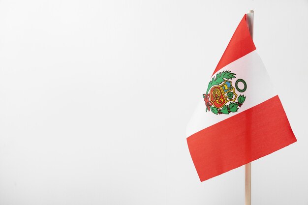 Nationalflagge von Peru mit Symbol