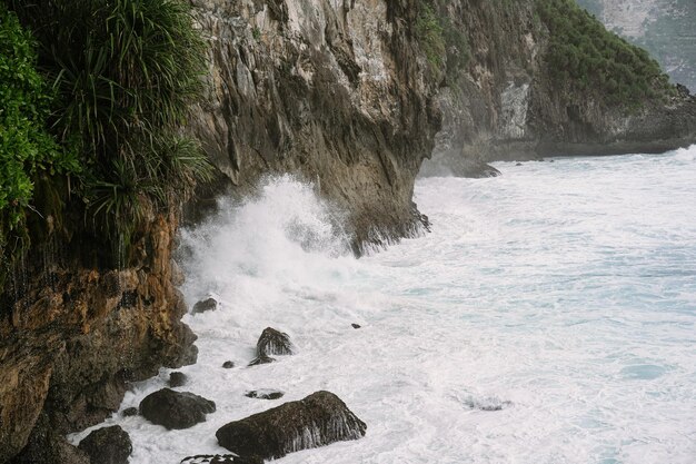 Natürliche Ansichten von Nusa Penida. Felsen und Ozean. Peguyangan-Tempel auf der Insel Nusa Penida - Bali. Peguyangan-Wasserfall