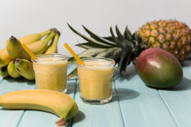 Kostenloses Foto natürliche bananen-smoothies-anordnung