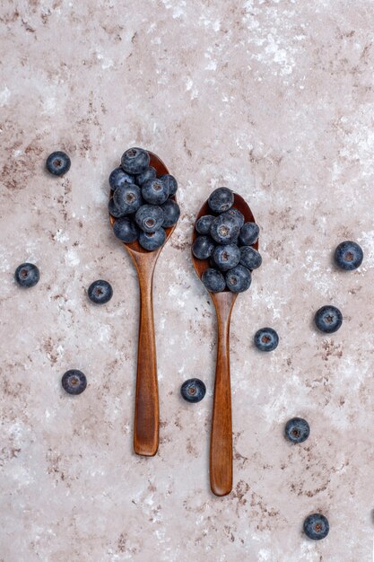 Natürliche Blaubeeren auf hellbrauner Oberfläche, Kopienraum