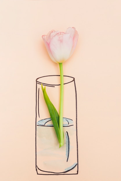 Natürliche Blume in gemalter Vase