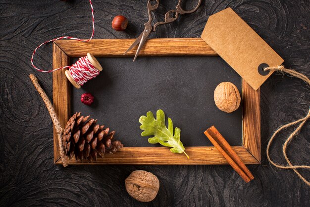 Natürliche Dekoration mit Holzrahmen