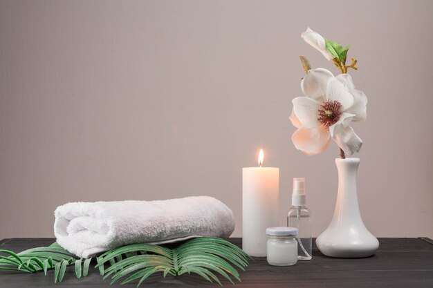 Natürliche Elemente für Spa mit Kerzen