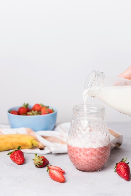 Natürliche Erdbeer-Smoothies im Glas