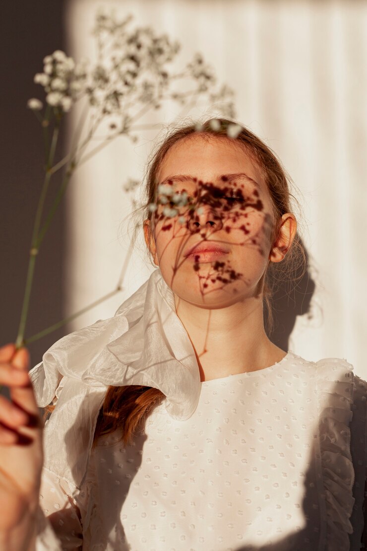 Kostenlose Foto natürliche frau, die blumen hält