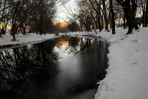 Kostenloses Foto natürliche schöne landschaft mit fluss