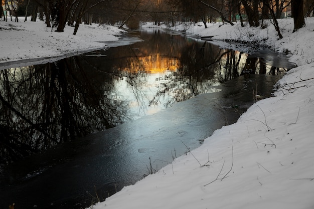 Kostenloses Foto natürliche schöne landschaft mit fluss