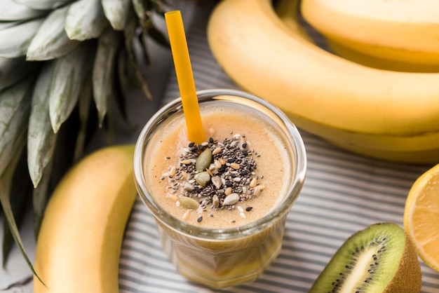 Kostenloses Foto natürliche smoothies mit bananen