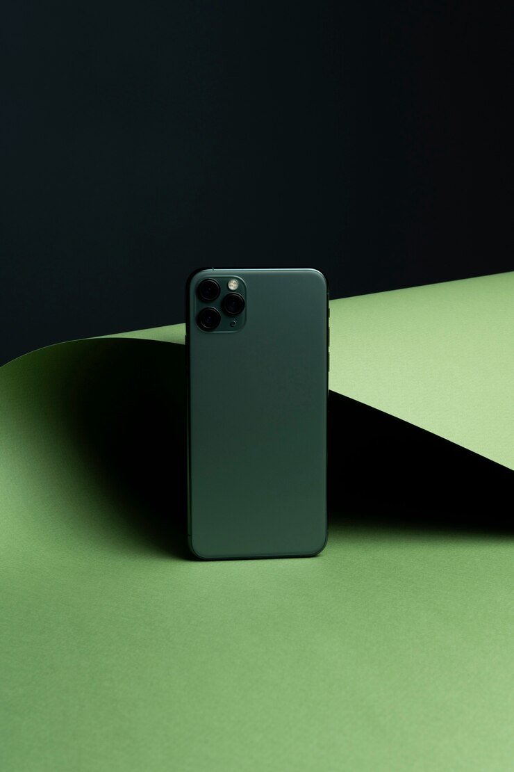 Natürlicher Minimalismus mit grünem Smartphone