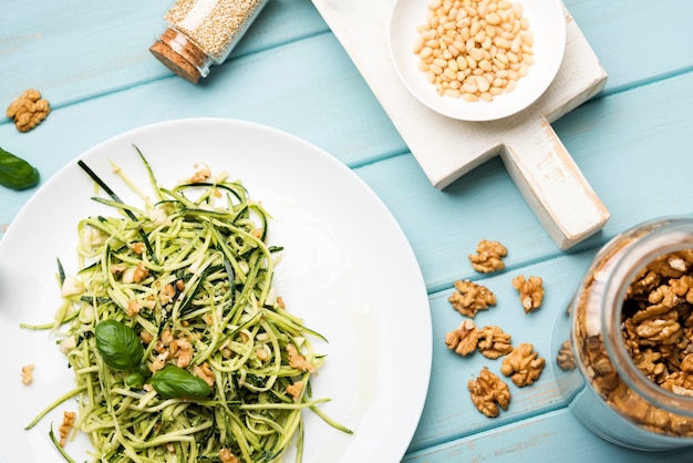 Natürlicher Salat auf Platte mit Nüssen und Samen