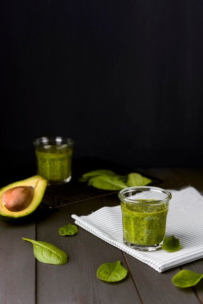 Kostenloses Foto natürlicher smoothie aus spinat und avocado