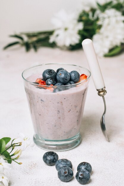 Natürlicher Smoothie mit Blaubeere und Erdbeere