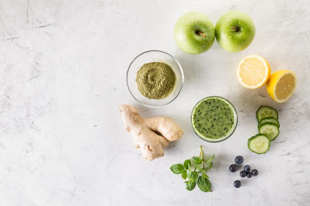 Natürlicher Smoothie mit Zutaten