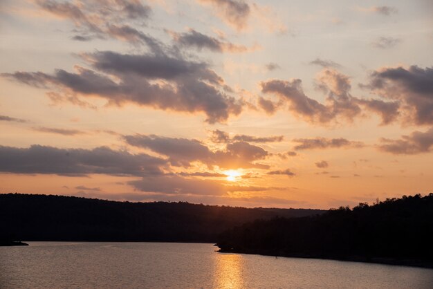 Natürlicher Sonnenuntergang-Sonnenaufgang über Feld mit Berg