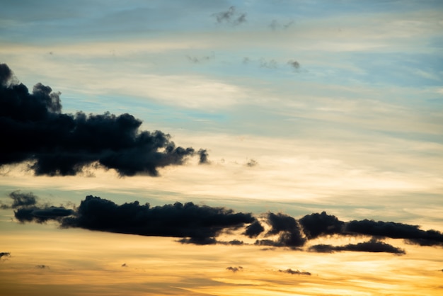 Natürlicher Sonnenuntergang-Sonnenaufgang über Feld oder Wiese. Heller drastischer Himmel und dunkler Boden.