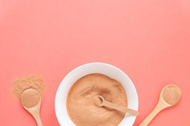 Kostenloses Foto natürlicher spa-sand in mit sand gefüllten schalen und löffeln