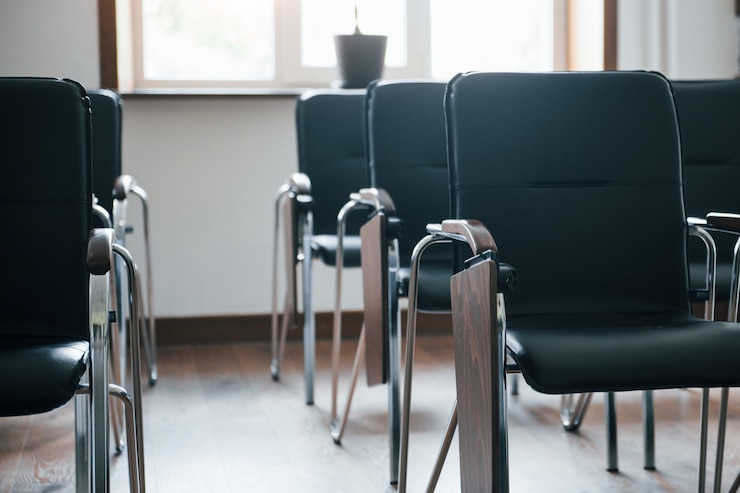 Kostenlose Foto natürliches licht. business-klassenzimmer tagsüber mit vielen schwarzen stühlen. bereit für studenten