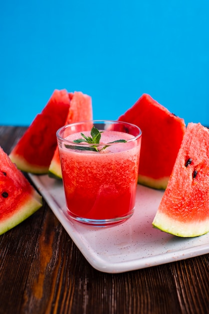 Kostenloses Foto natürliches wassermelonenglas der vorderansicht mit saft