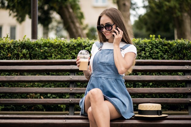 Natur girlish glücklich grün outfit sommer