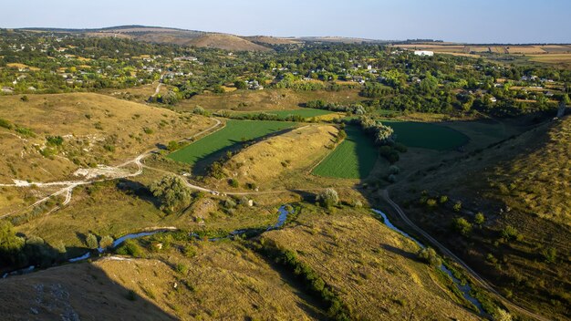 Natur Moldawiens, Tal mit fließendem Fluss, Hänge mit spärlicher Vegetation