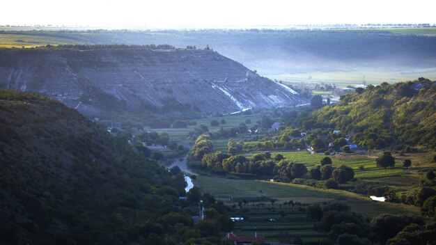 Natur Moldawiens, Tal mit fließenden Flüssen, üppigen Bäumen, Feldern und seltenen Gebäuden, felsigen Hügeln