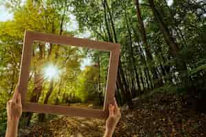 Kostenloses Foto naturlandschaft mit handhalterahmen