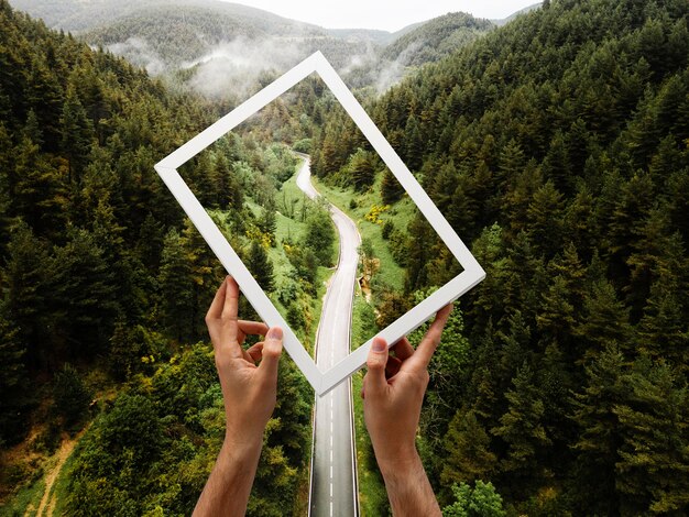 Naturlandschaft mit Handhalterahmen
