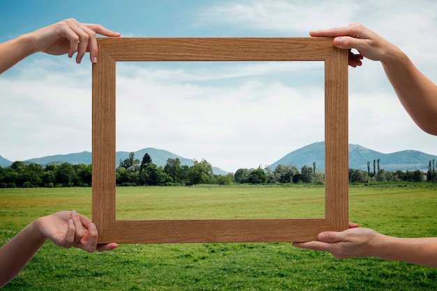 Naturlandschaft mit Handhalterahmen