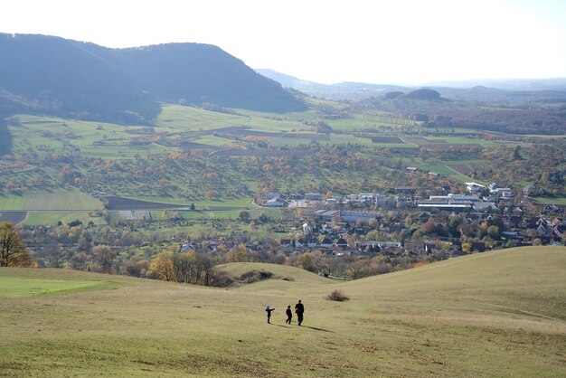 Naturlandschaft mit Menschen, die die Natur genießen