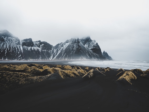 Naturlandschaft mit schneebedeckten Bergen