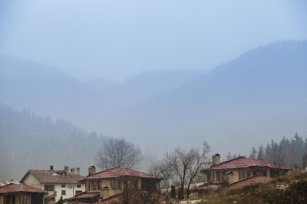 Nebel in den bergen in einer sehr verträumten landschaft