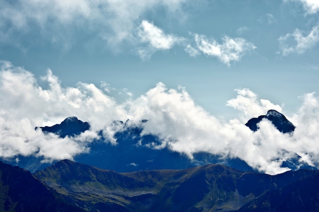 Kostenloses Foto nebel und wolken in den bergen.