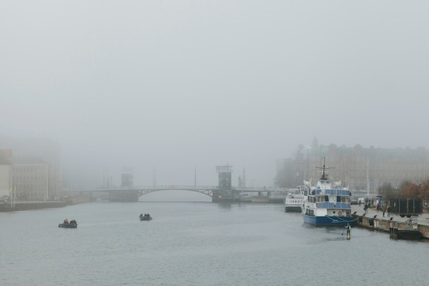Nebeliges Wetter in der Stadt mit Kanal