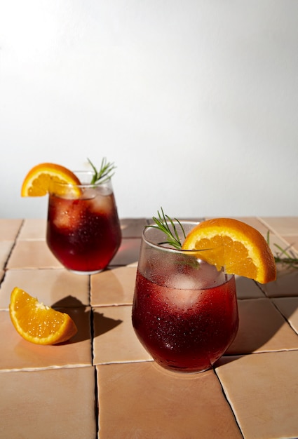 Kostenloses Foto negroni-cocktails mit hohem winkel und orange