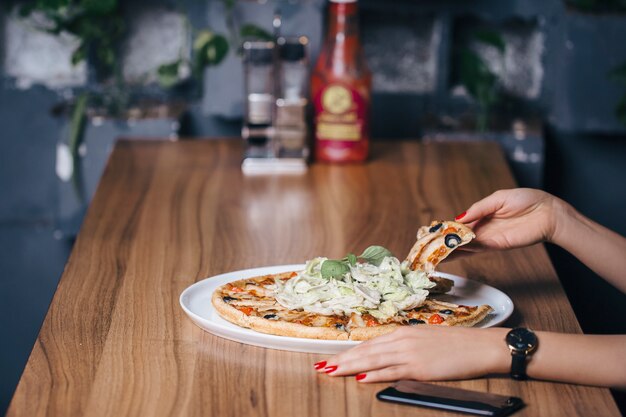 Nehmen Sie ein Stück große Portion Margarita-Pizza