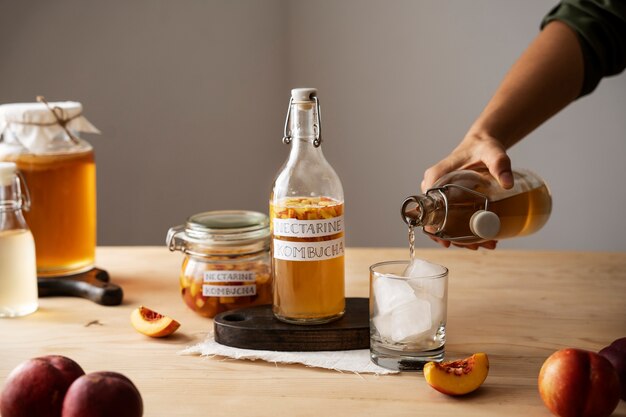 Nektarine-Kombucha-Flasche mit Etikett