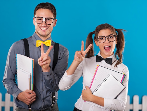 Nerdige Schüler mit Notizbuch haben Spaß