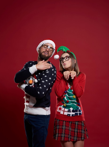 Nerdpaar in der Weihnachtszeit isoliert