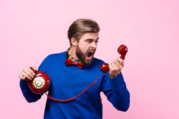 Kostenloses Foto nervöser mann, der während des telefonanrufs streitet