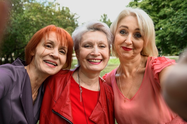 Nette ältere Frauen, die ein selfie nehmen