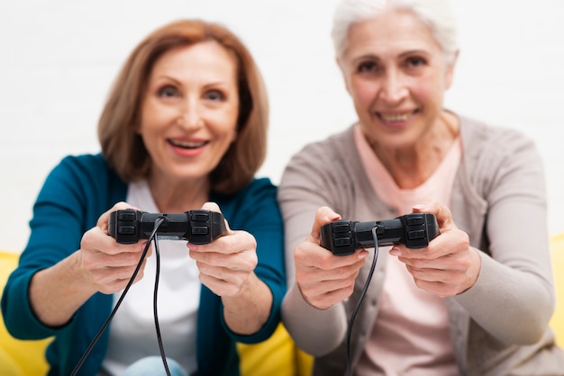 Nette ältere Frauen, die Videospiele spielen