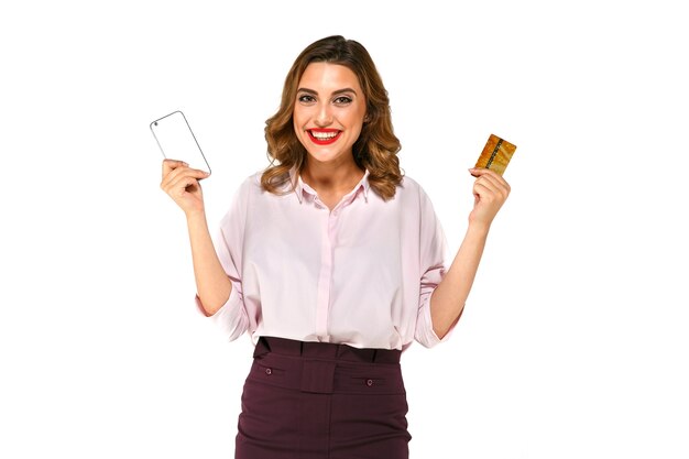 Nette aufgeregte junge Frau mit der Handy- und Kreditkartenaufstellung