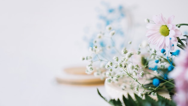 Nette Blumen auf Holzplatten