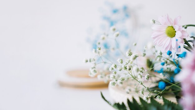 Nette Blumen auf Holzplatten