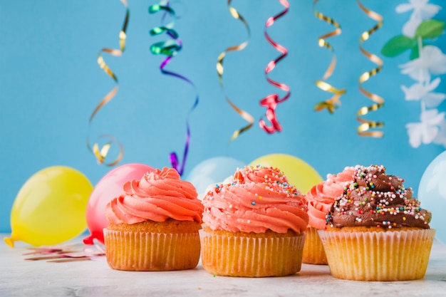 Nette Cupcakes und Geburtstagsdekorationen