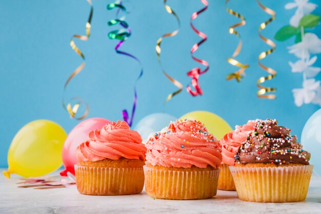 Nette Cupcakes und Geburtstagsdekorationen