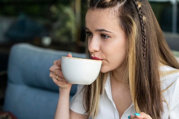 Nette Dame trinkt Kaffee im Restaurant