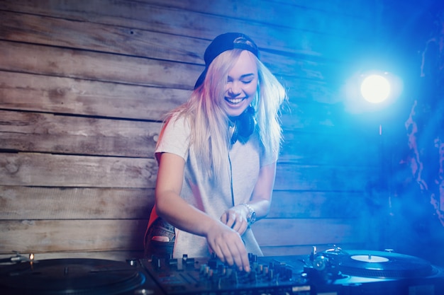Nette DJ-Frau, die Spaß hat, Musik an der Vereinpartei zu spielen