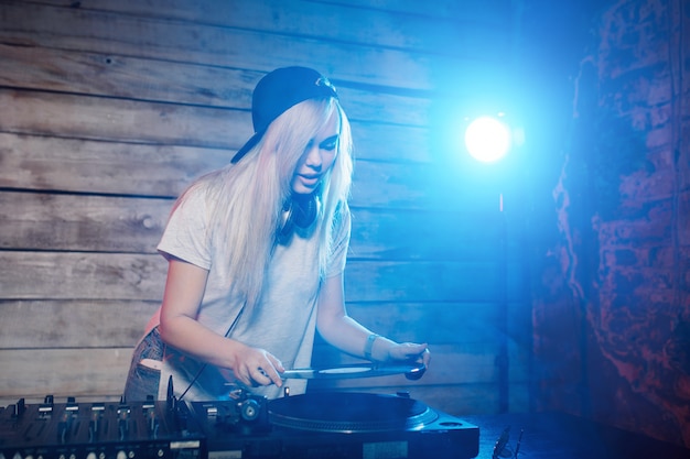 Nette DJ-Frau, die Spaß hat, Musik an der Vereinpartei zu spielen